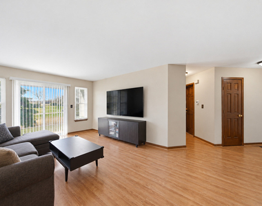 633 W Streamwood Boulevard - Photo Thumbnail 3