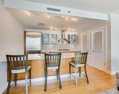 340 E Randolph Street - Photo Thumbnail 6