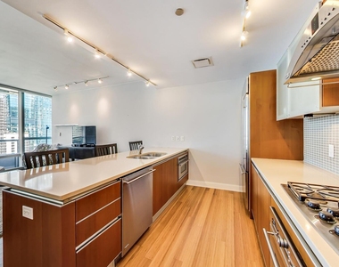 340 E Randolph Street - Photo Thumbnail 7
