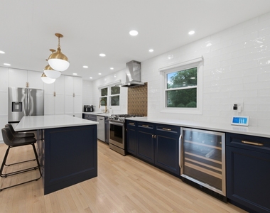 740 Thompson Court - Photo Thumbnail 12