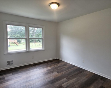 6370 Ashdale Drive - Photo Thumbnail 7