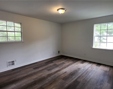 6370 Ashdale Drive - Photo Thumbnail 9