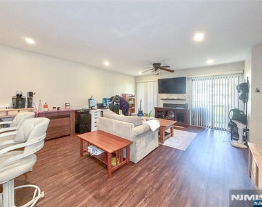 403 River Renaissance - Photo Thumbnail 7
