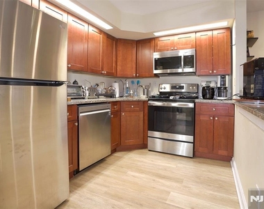 403 River Renaissance - Photo Thumbnail 3