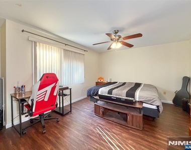 403 River Renaissance - Photo Thumbnail 11