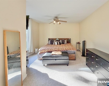 403 River Renaissance - Photo Thumbnail 16