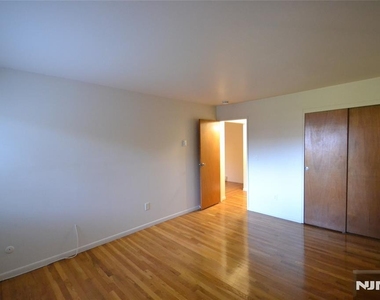 121 Grove - Photo Thumbnail 5