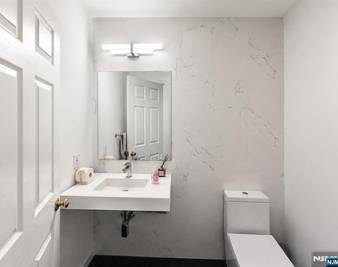 217 Slocum - Photo Thumbnail 6