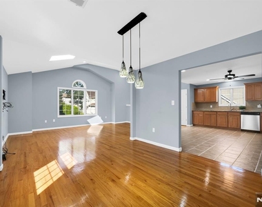 23 West - Photo Thumbnail 9