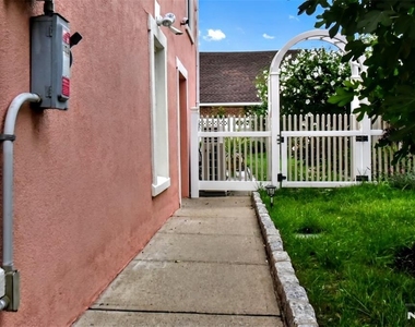 112 Pink - Photo Thumbnail 2
