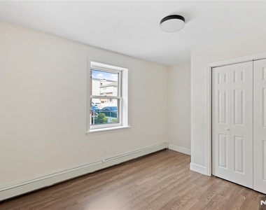 86 Farnham - Photo Thumbnail 11