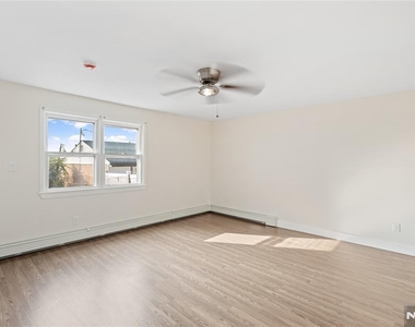 86 Farnham - Photo Thumbnail 1