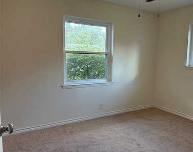 303 Crestwood Street - Photo Thumbnail 4