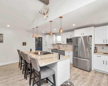 5658 Ludington Drive - Photo Thumbnail 6