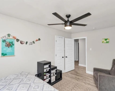 5658 Ludington Drive - Photo Thumbnail 14