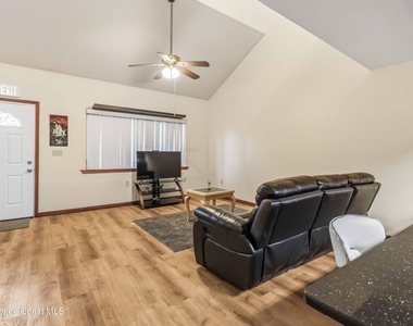 165 Riverside Drive - Photo Thumbnail 4