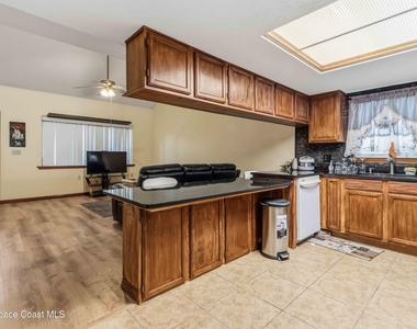 165 Riverside Drive - Photo Thumbnail 8