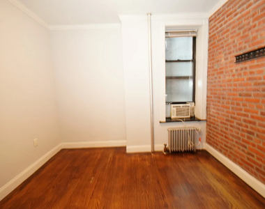 West 52nd Street - Photo Thumbnail 6