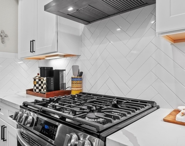 816 E 38th St - Photo Thumbnail 14