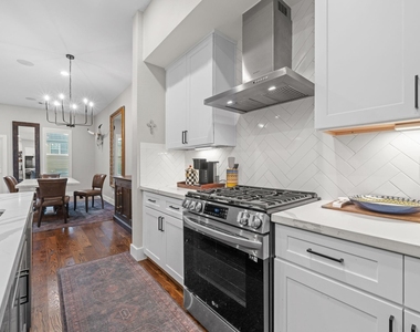 816 E 38th St - Photo Thumbnail 13