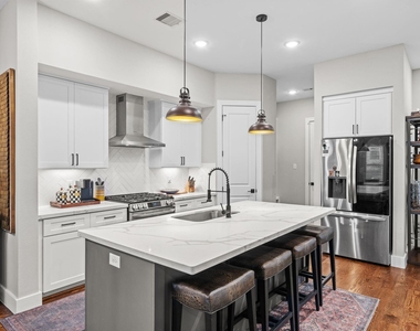 816 E 38th St - Photo Thumbnail 11