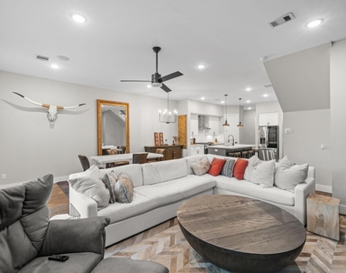 816 E 38th St - Photo Thumbnail 2