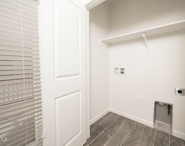 1060 Hoppas Street - Photo Thumbnail 11