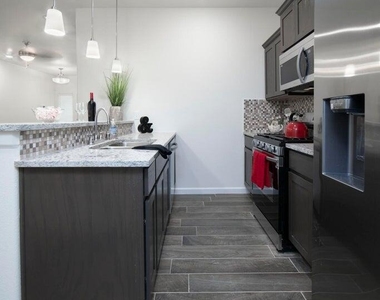 1060 Hoppas Street - Photo Thumbnail 6