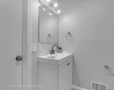 821 Bay Avenue - Photo Thumbnail 13