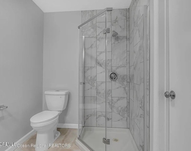 821 Bay Avenue - Photo Thumbnail 12