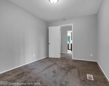 821 Bay Avenue - Photo Thumbnail 17