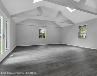 821 Bay Avenue - Photo Thumbnail 16