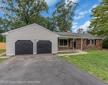 821 Bay Avenue - Photo Thumbnail 3