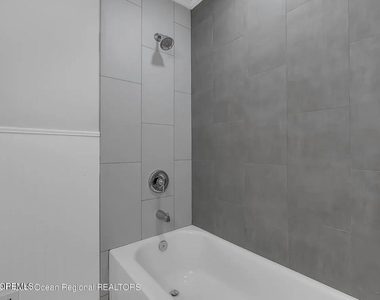 821 Bay Avenue - Photo Thumbnail 4