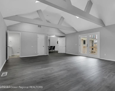 821 Bay Avenue - Photo Thumbnail 14