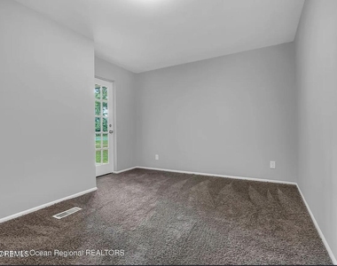 821 Bay Avenue - Photo Thumbnail 18