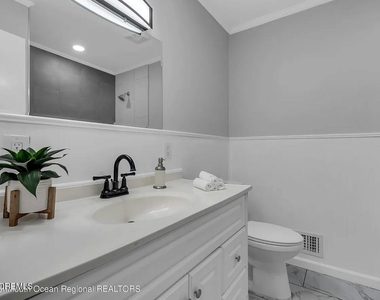 821 Bay Avenue - Photo Thumbnail 5