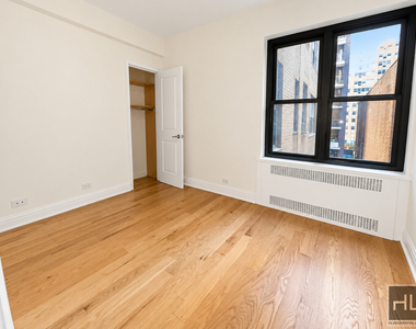 East 56 Street - Photo Thumbnail 4