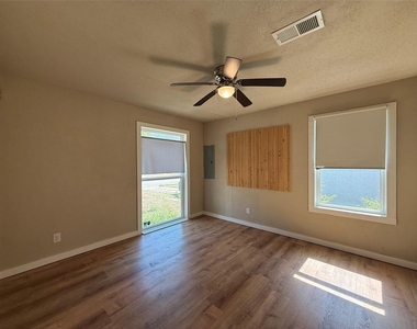 2703 Downing Avenue - Photo Thumbnail 8