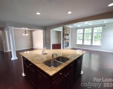 10114 Whiteburn Court - Photo Thumbnail 3