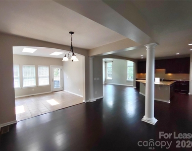 10114 Whiteburn Court - Photo Thumbnail 5