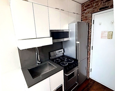 West 14th Street — 1 Bed - Photo Thumbnail 5