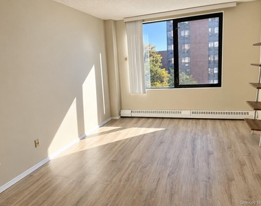 4 Martine Avenue - Photo Thumbnail 3