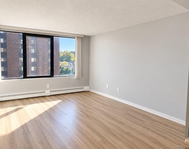 4 Martine Avenue - Photo Thumbnail 1