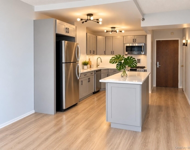 4 Martine Avenue - Photo Thumbnail 2