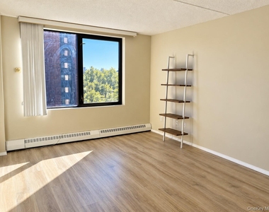 4 Martine Avenue - Photo Thumbnail 4