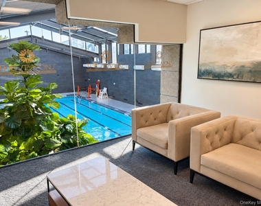 4 Martine Avenue - Photo Thumbnail 6