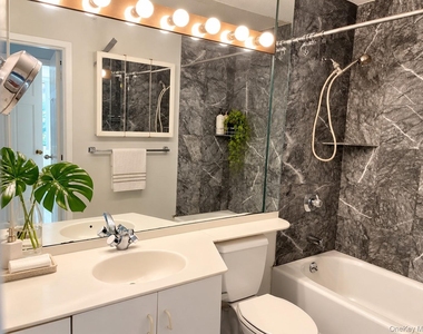 4 Martine Avenue - Photo Thumbnail 5