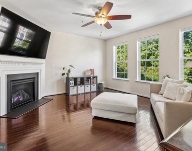 8132 Villaggio Drive - Photo Thumbnail 4