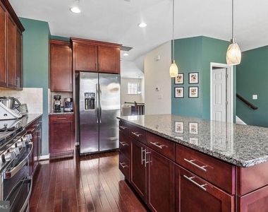 8132 Villaggio Drive - Photo Thumbnail 7